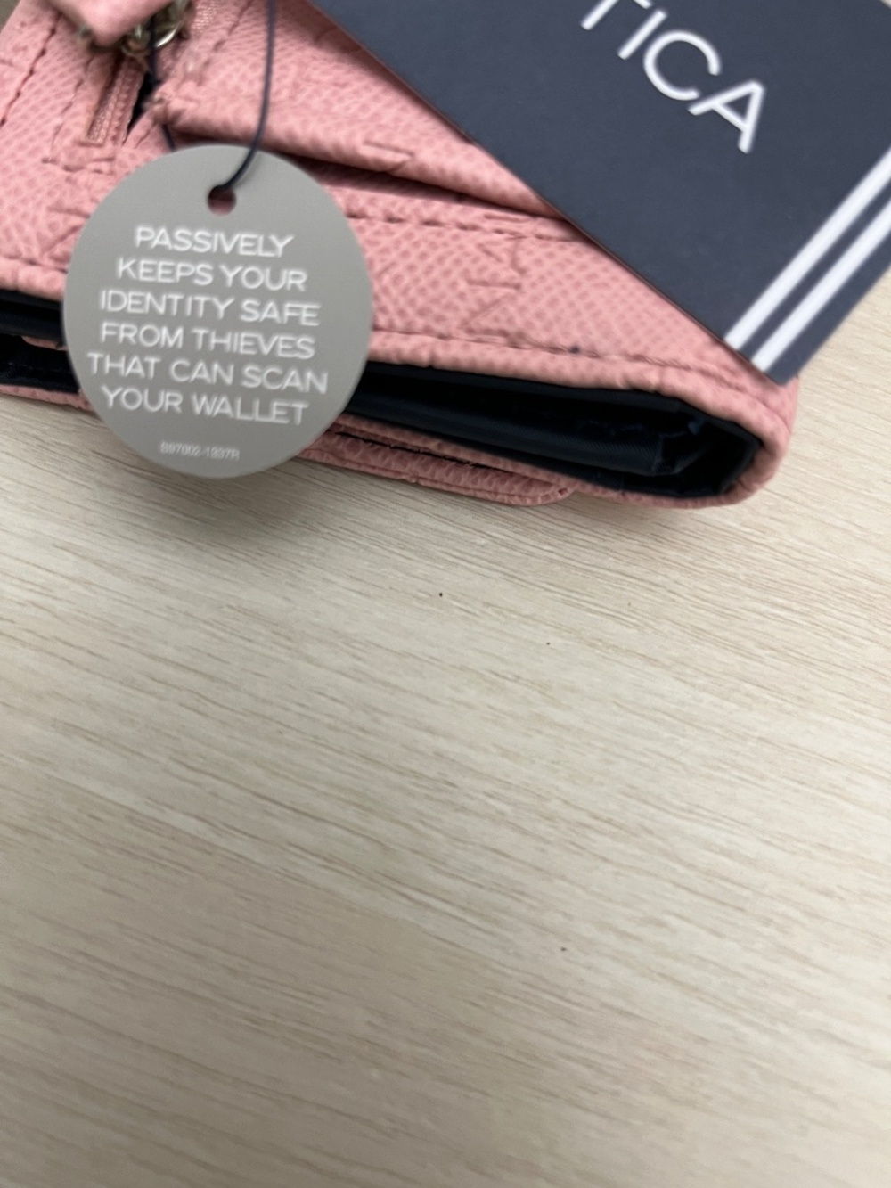 New Nautica Woman’s Pick Wallet - Picture 11 of 13
